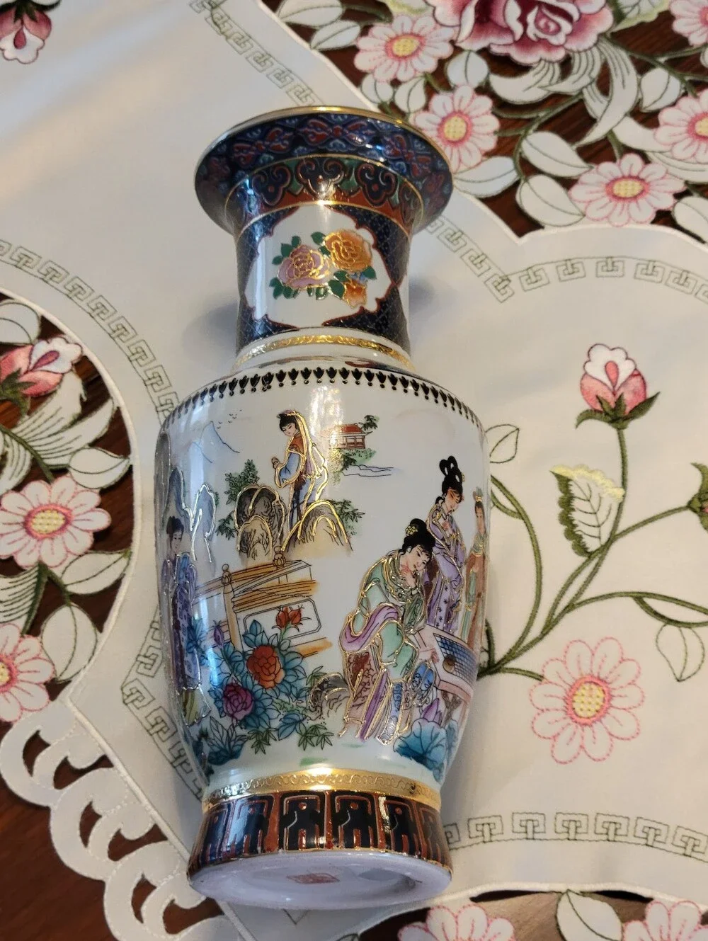 Vintage Chinese Satsuma Gilded Moriage Geisha Mantel Vase 10.1/2